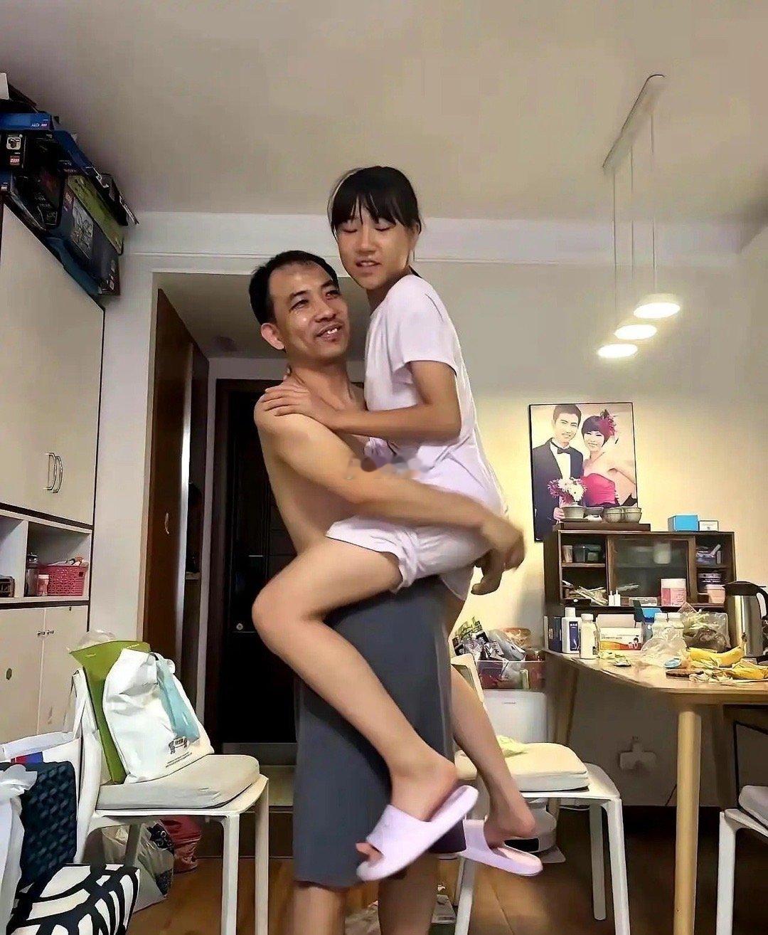孩子这么大了也该避父了吧？