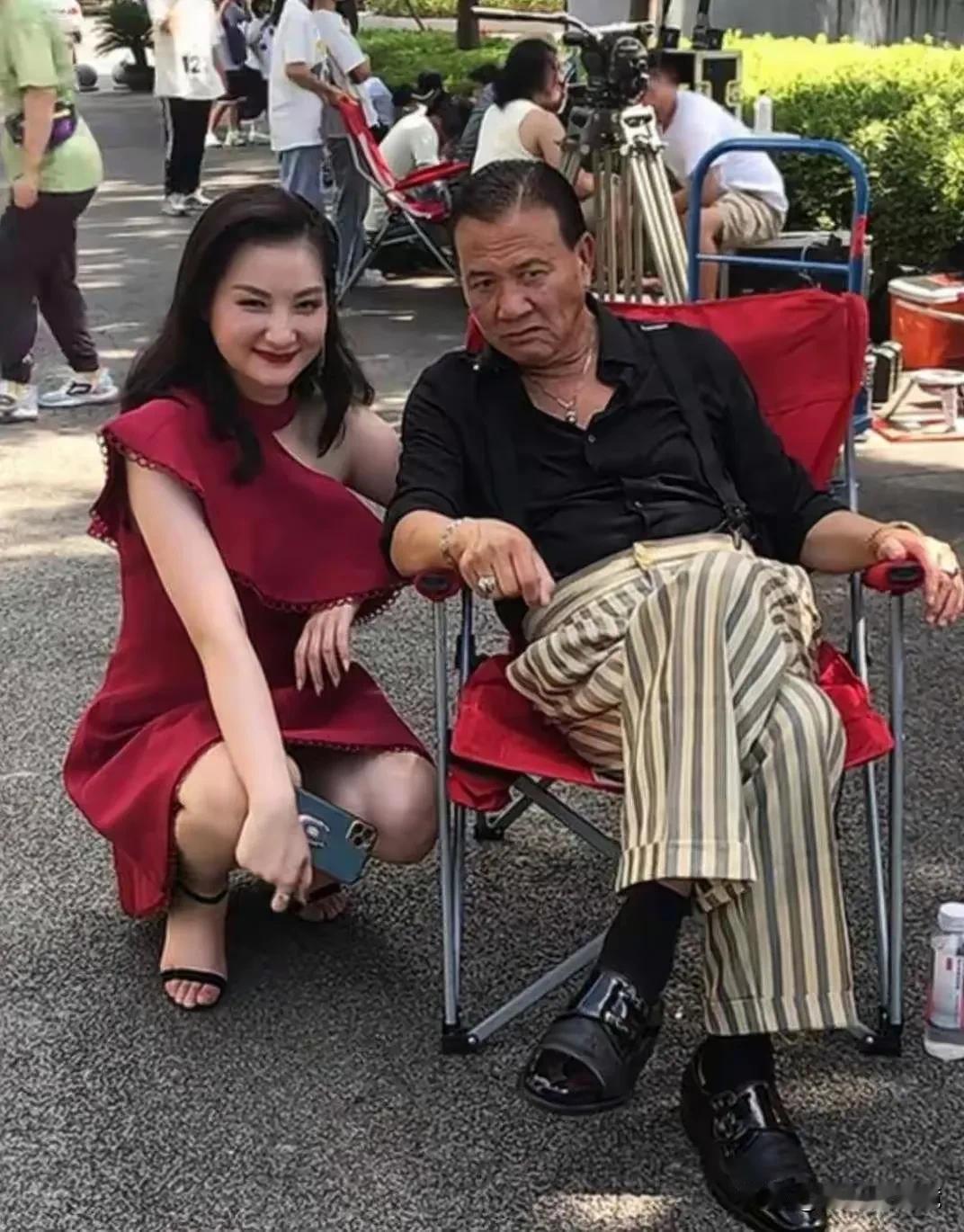 坐在椅子上这个老年人，曾经是香港著名的男星，扮演过众多脍炙人口的角色。一眼看去