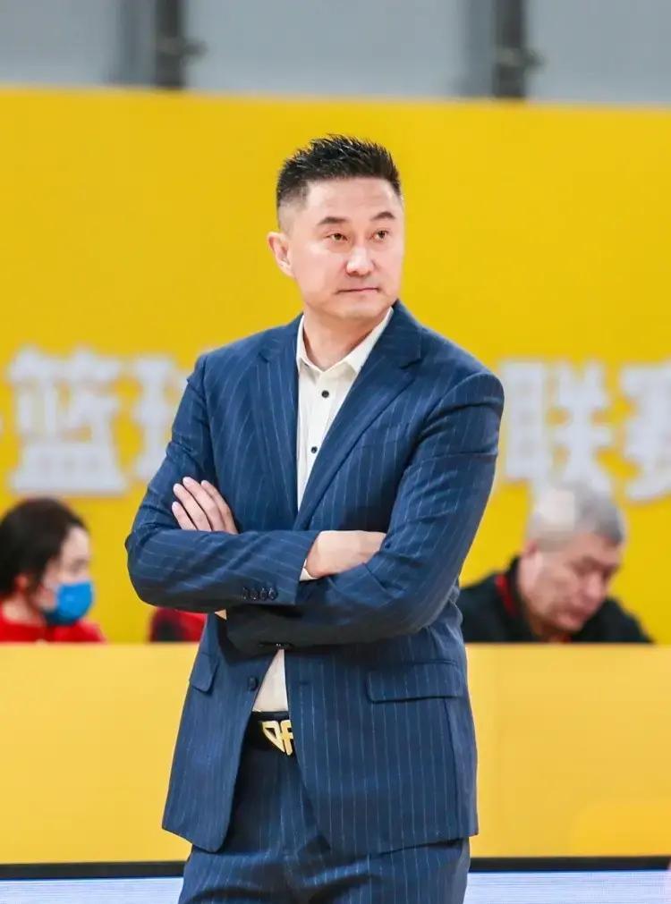 末节剩5分钟落后7分，杜锋把饮水机新秀扔上场山西队原帅刚想笑，结果3回合被