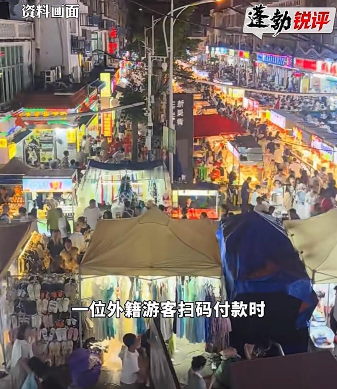 外国游客在三亚小摊买15元的东西，不小心付了15000元，由于语言不通，再加上游