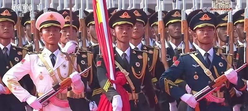 哇！刚知道一个冷知识：仪仗队兵哥哥们的靴子里居然放着麦克风！​一开始我也纳闷，靴