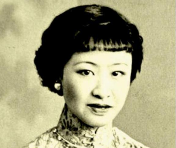 1955年，章士钊在北京菜市场闲逛，看到一卖卷烟的妇女，大吃一惊，连夜给毛主席写
