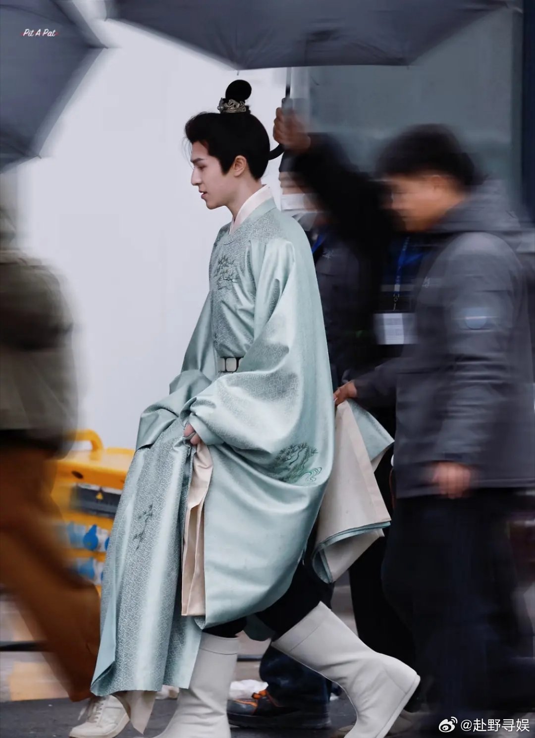这个泰国人居然踩高跷
