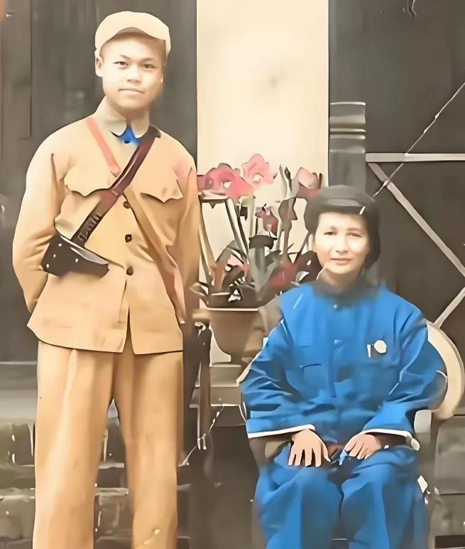 50年代，广西，一名女领导和青年卫士，留意这名卫士他身上挎着两支枪，左面的那支是