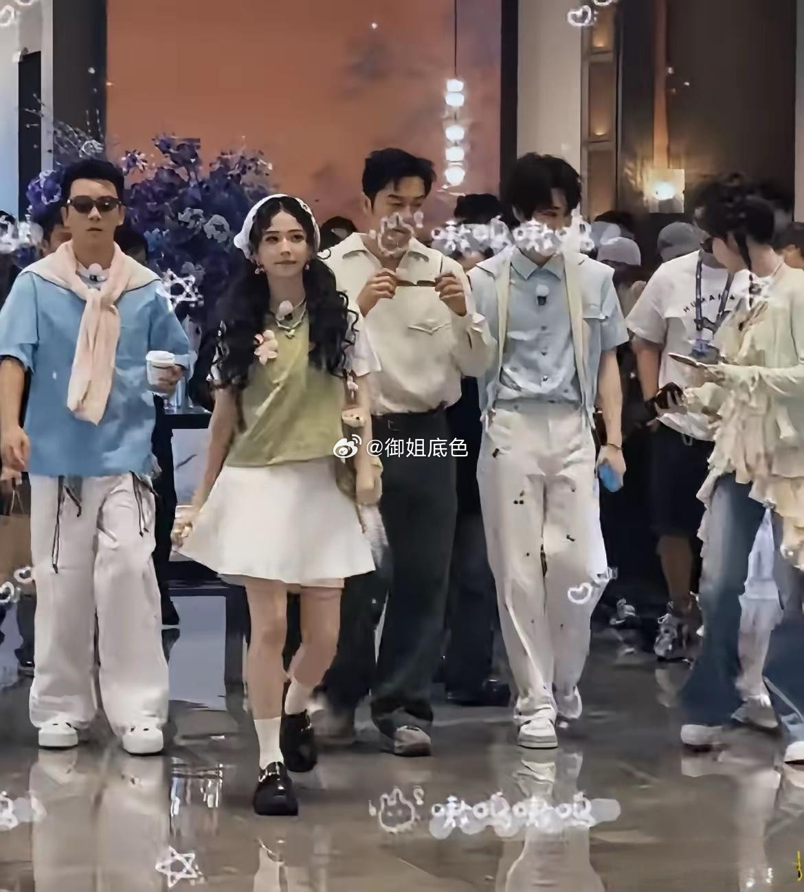白鹿是受到舆论的影响了吗？全程无交流今天跑男录制，白鹿出酒店全过程几乎没有跟其他