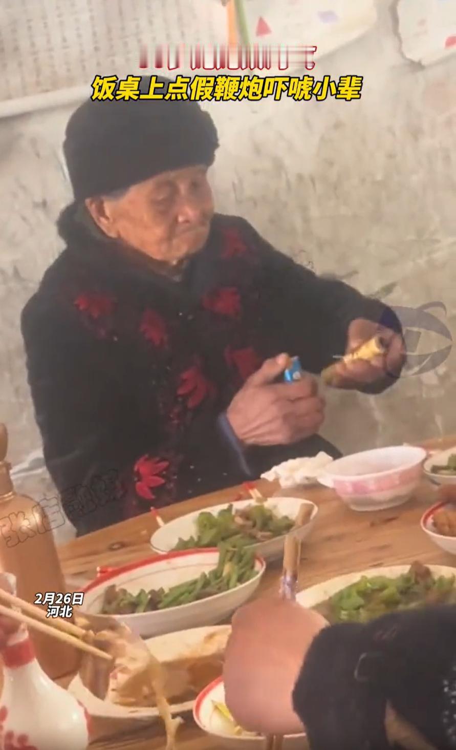 果然是老小孩！河北，一家人过节在桌上吃饭，没成想，坐在最中间的86岁姥姥突然从兜