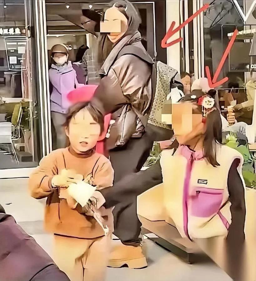 一杯饮料，竟闹到派出所？10岁女孩的善意，被同龄人泼了一脸周末在快餐店，