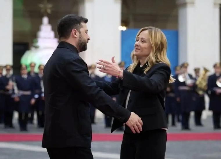 意大利总理梅洛尼，真是个魅力十足的美魔女。她和泽连斯基的会面，如同诉说动人的爱