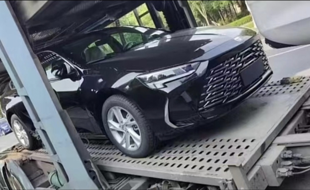 新君威现身这车看起来比那张丑化的好看多了，这不比现款的好看吗，实车比现款的看起