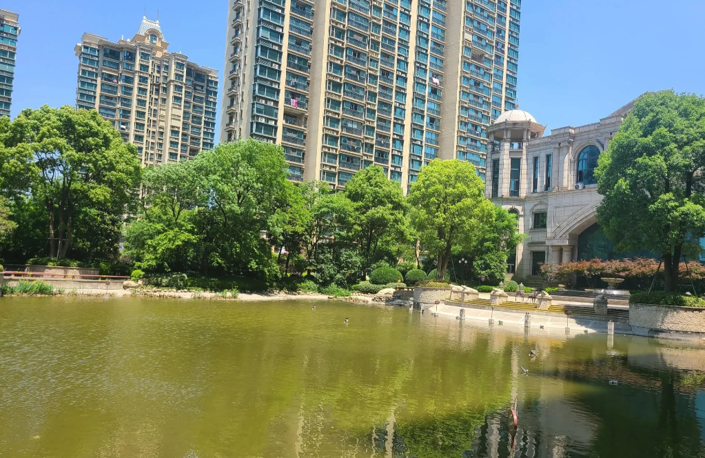 山东聊城，邢某买了一套房，开发商宣称楼前有5000平米的人工湖，但交房时，邢某发