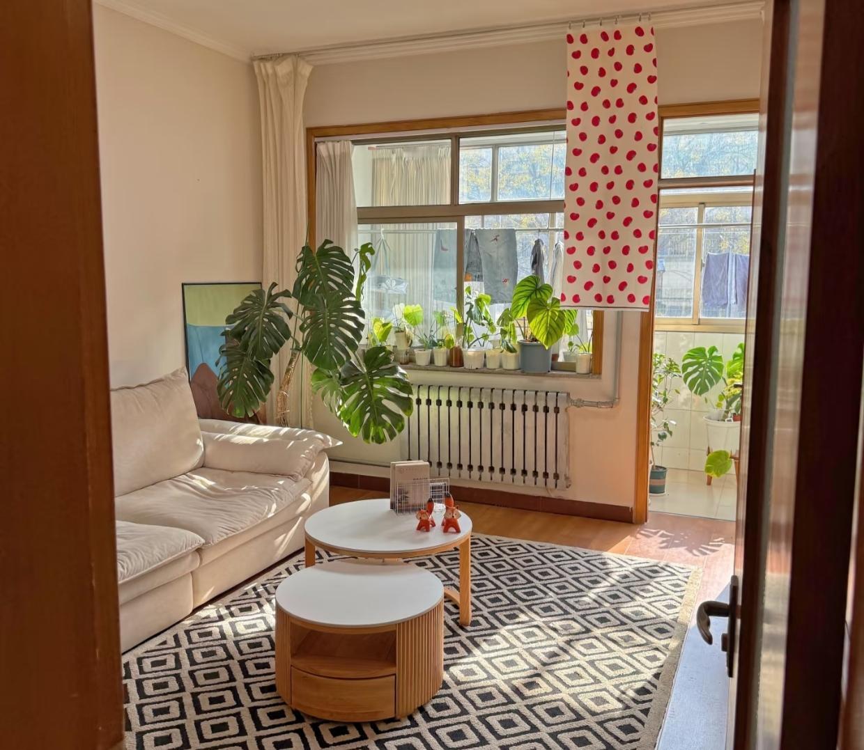 4个月前，朋友挂牌了一套18年房龄的两室，来过几个客户都没看中，各种挑毛病。