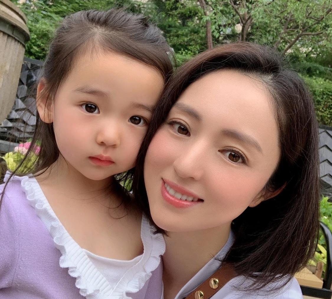 小酒窝和妈妈的合影对比一下妈妈小时候和外婆的合影，外婆的脸似乎棱角多一些，不然就