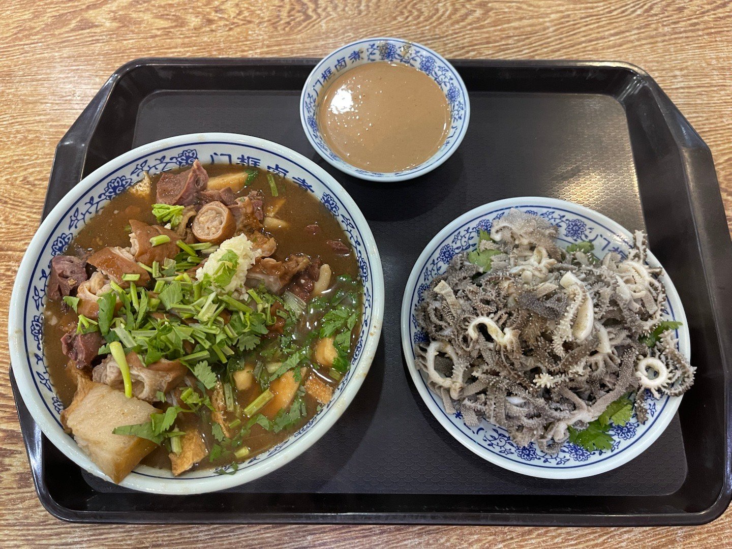 下午饿了溜出会场搞了个传说中的卤煮，作为一个南方蛮夷，我只能表示京爷卤煮和蛮夷牛