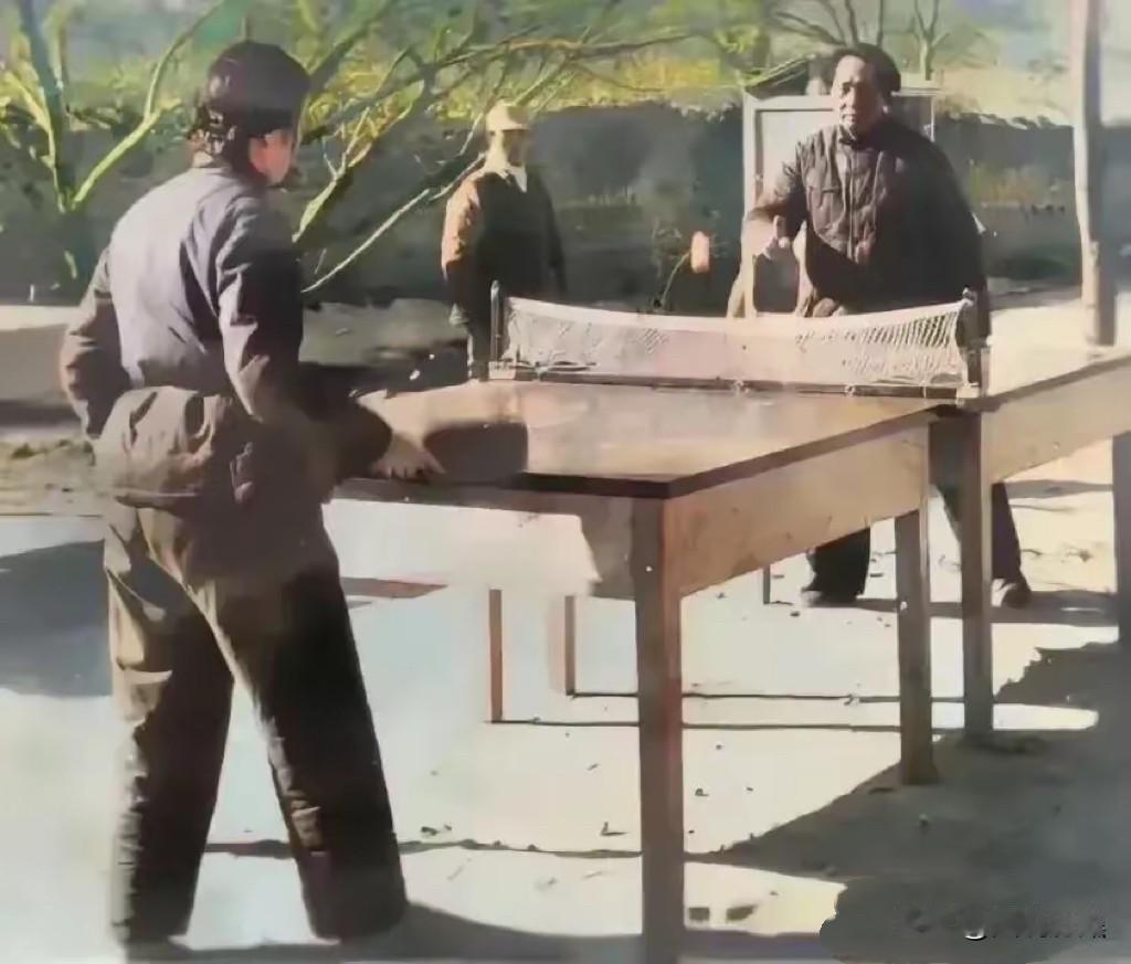 这张珍贵老照片你肯定没见过！这张老照片拍摄于1946年1月在延安的王家坪，寒