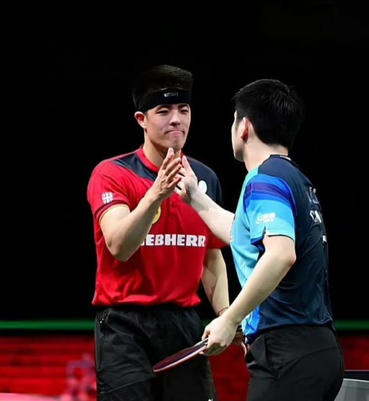 邱党开心晒出了自己和樊振东的合照，并且艾特了樊振东，称:欢迎来到杜塞尔多夫，
