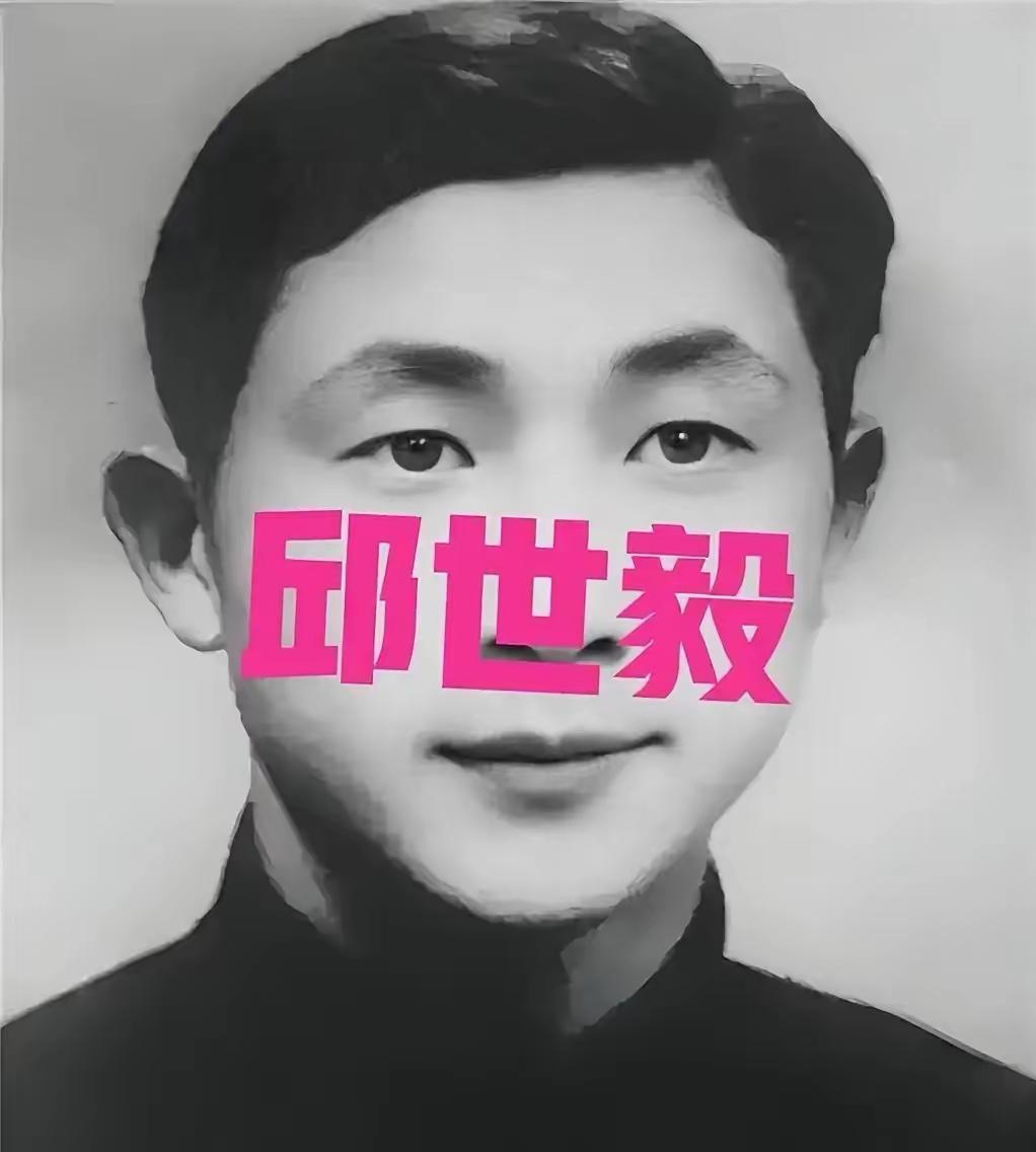 1939年，被捕入狱的地下党员邱世毅,三次利用上厕所的机会凑到叛徒姚茂良身边低声