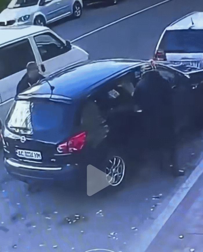 乌克兰抓壮丁都是那么随意的吗？一名乌克兰男子陪他老婆来逛街，刚停车下来，结果乌军