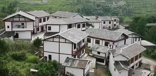 女子花15.5万，买下一处宅基地，得知房主孤儿寡母不容易，她又多给5000元。不