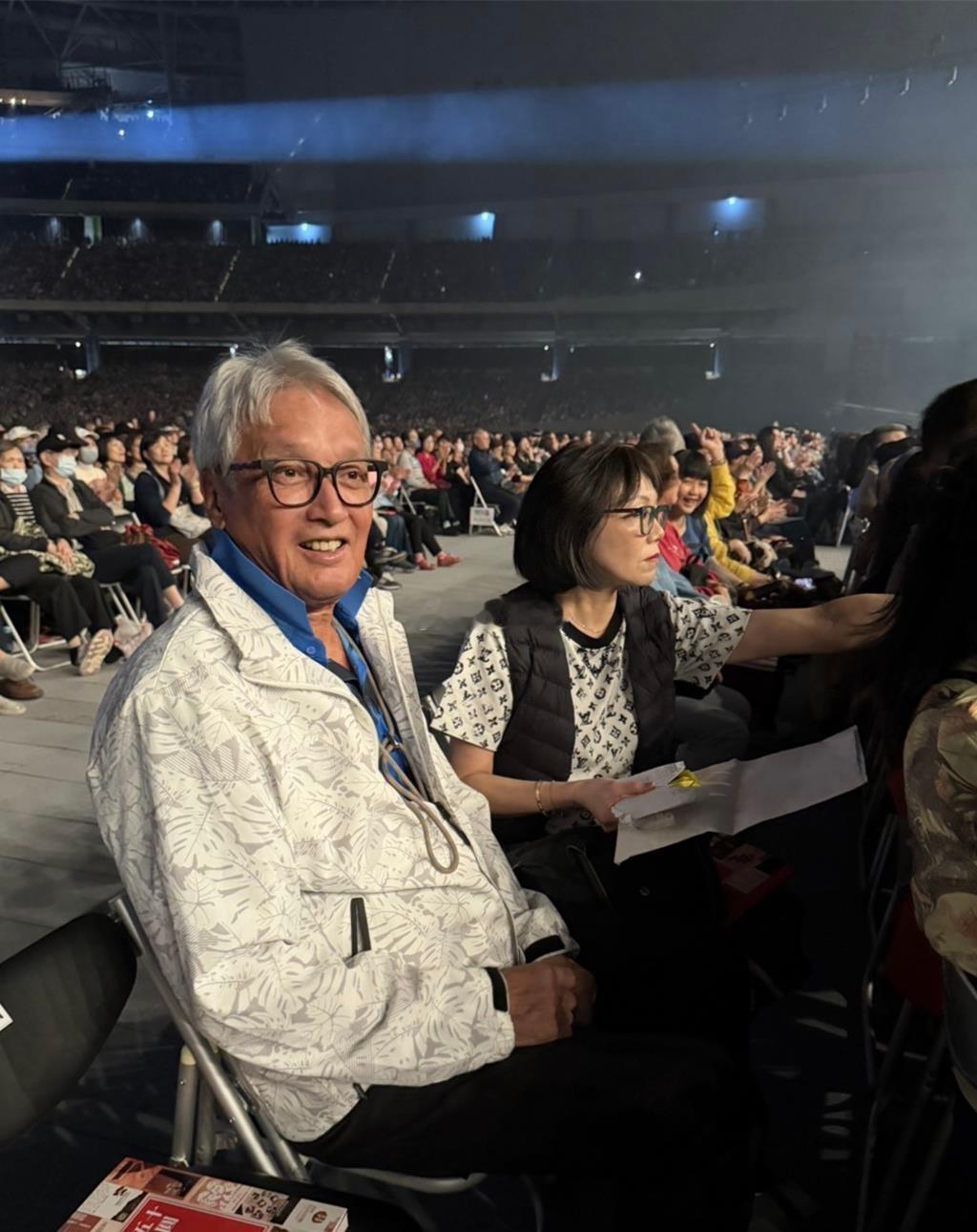 77岁的秦祥林跟太太一起现身台北👇