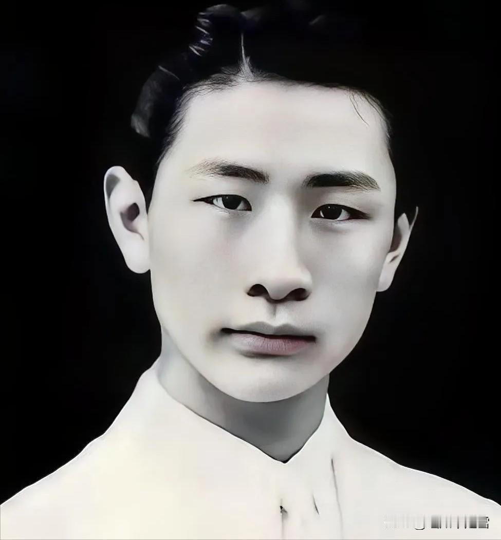 1940年，熟睡中的冯运修，突然感觉不对劲，好像是日军包围他家了。他从枕头下