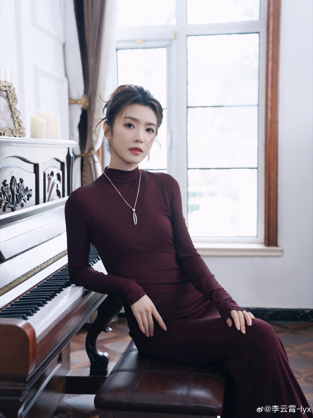 李云霄妈咪级别的美貌李云霄简直就是妈咪级别的美貌呀！一身酒红色长裙勾勒曼妙身材