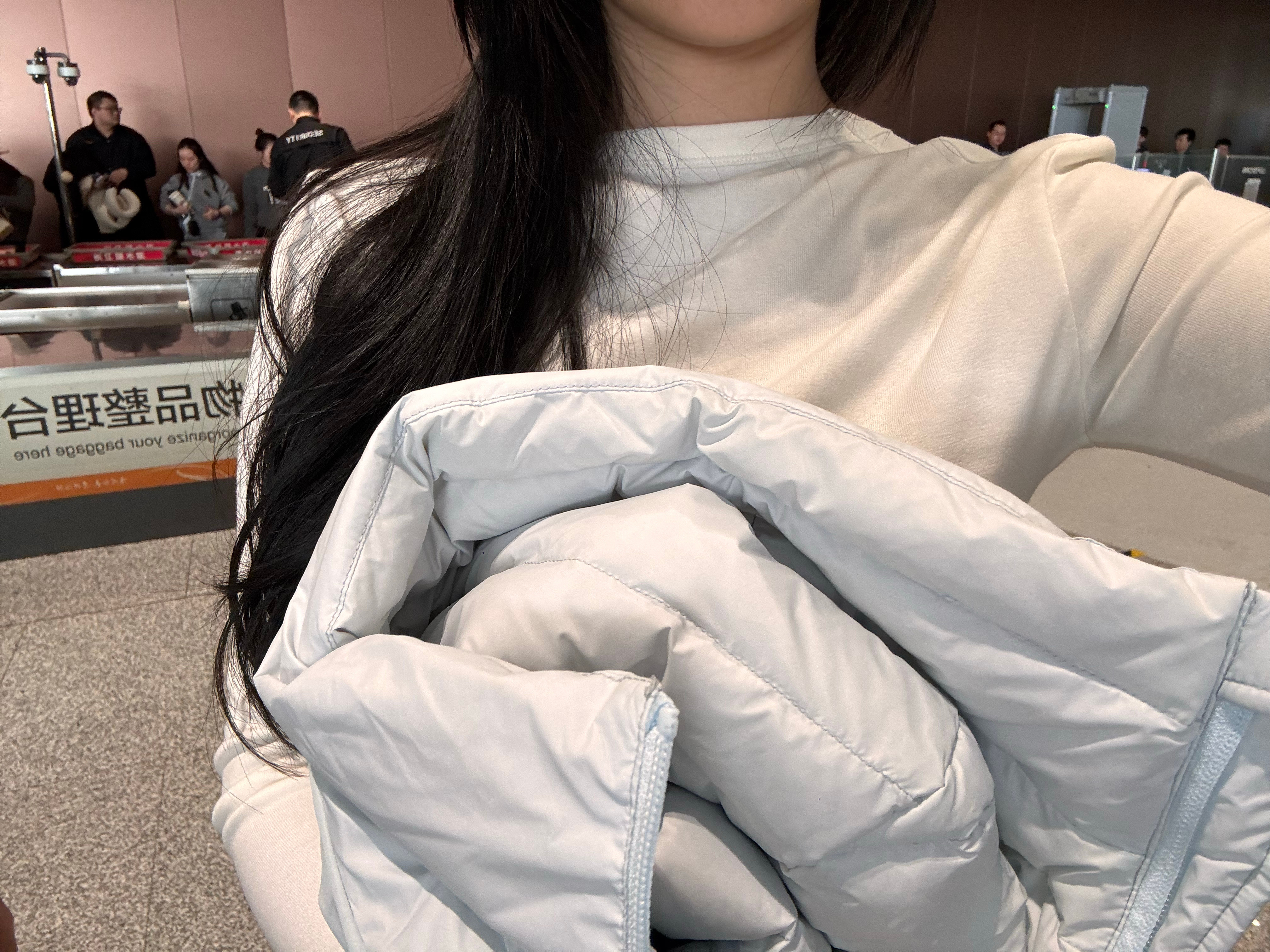 我和你们说真的好搞笑….我把衣服穿反了！然后我没发现之前我以为是u形枕在勒我！我