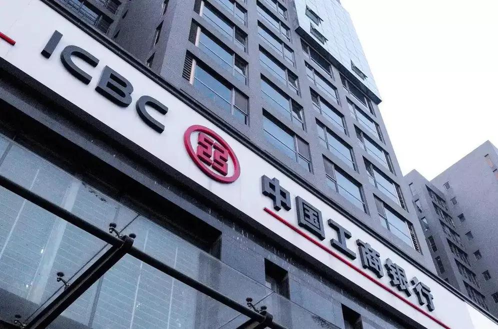 《银行误转800万，储户一夜花光！法院最终判决让所有人傻眼》刷到这条新闻时，