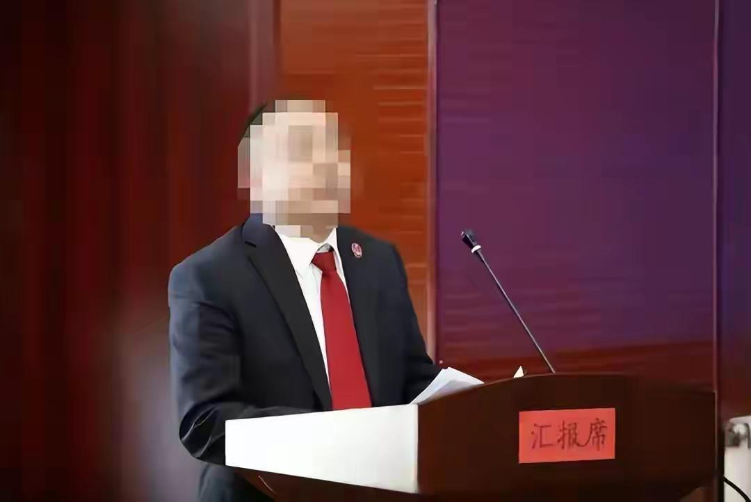 这个审判官可能经常吃原告，吃被告，这回吃到生谷子了。活该完蛋。胆敢越界乱来