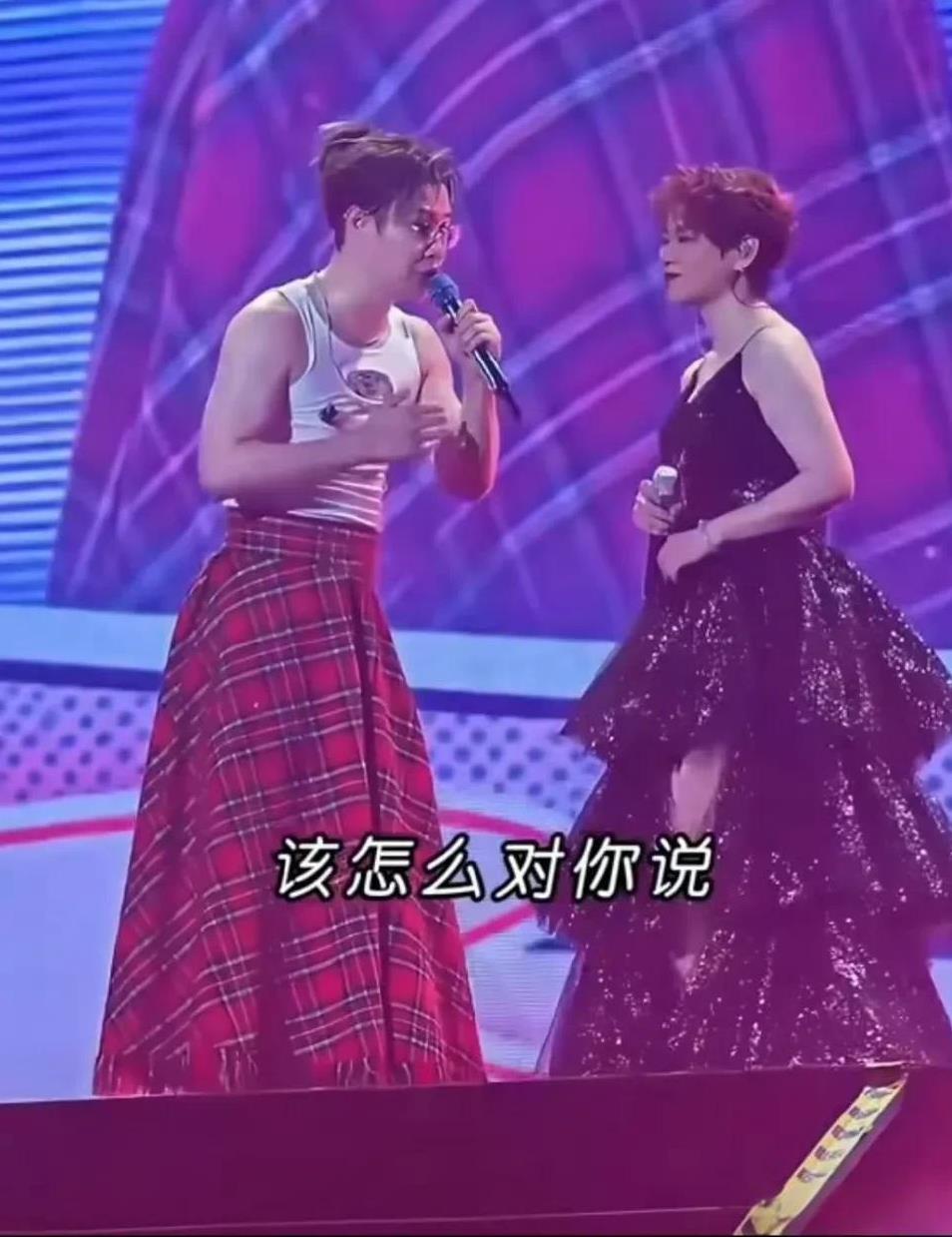 #沈佳润穿貂的爸卖车厘子的妈#沈佳润出道后，全家“名场面”更密集了！爸爸