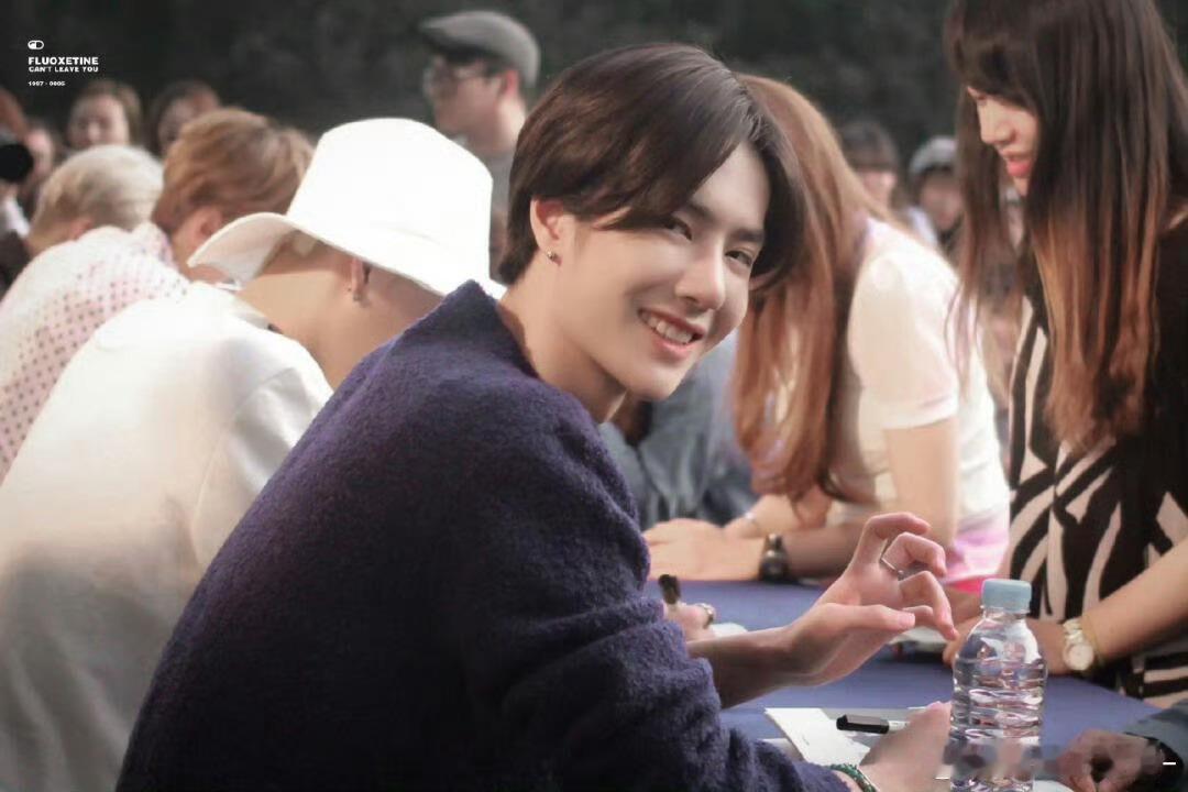 OMG简直就是上辈子的王一博阿！还会特意看粉丝镜头