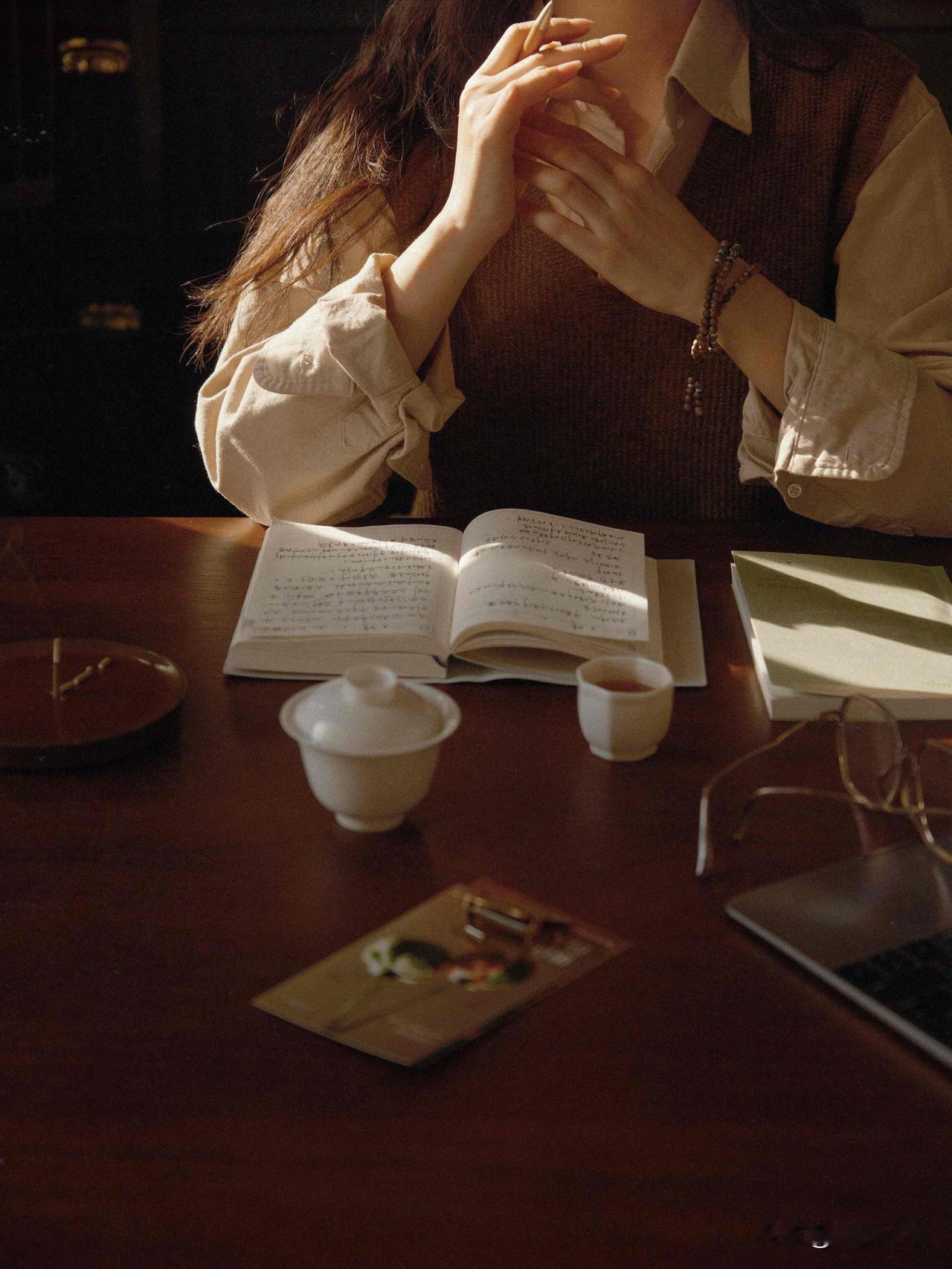 越长大越发现，日子过得顺的人，都懂守住内心的平静。每天留两小时无杂念的时光，真