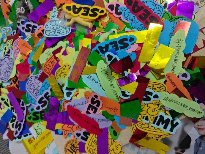 广州场见面会彩带落下那瞬间，我就知道“今天来值了”。建议见面会都按这个标准办