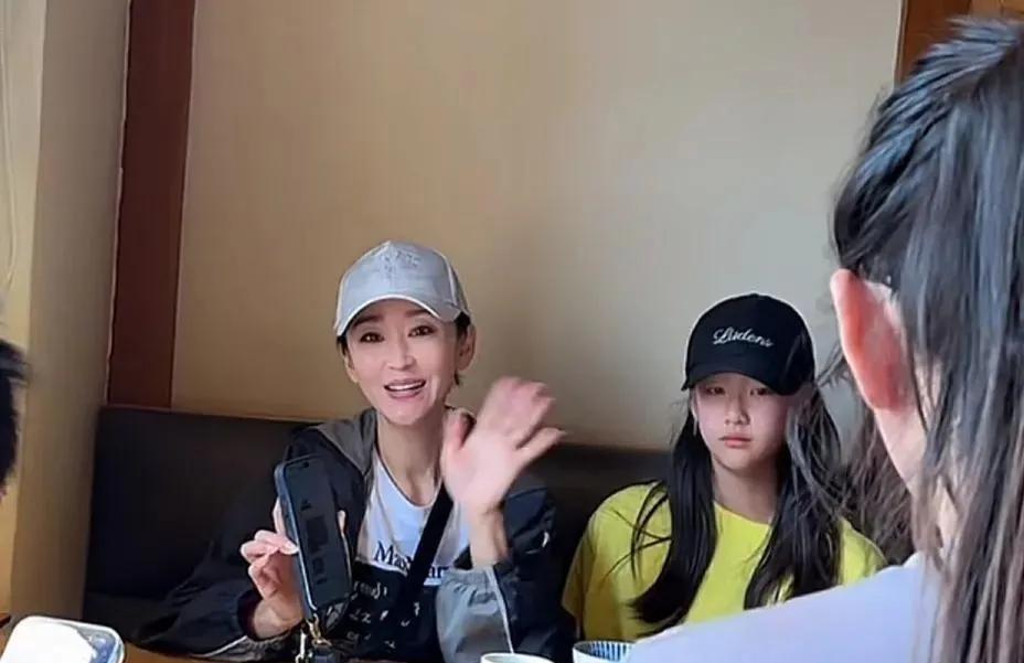苗圃母女杭州被偶遇，48岁仍貌美，11岁龙凤胎女儿太像富商爸爸网友：这基因，绝
