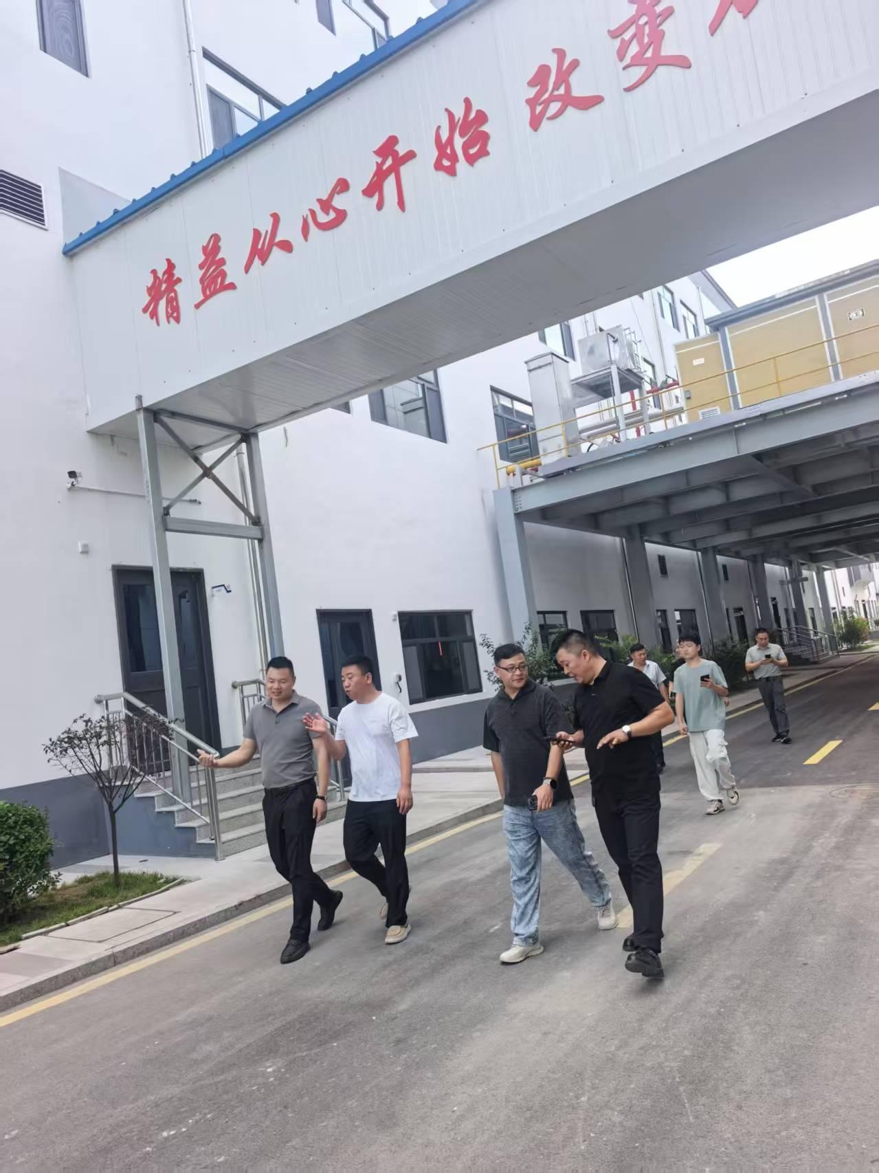 下辈子别做“鸡”了记得当年蛋先生养鸡时，从鸡苗入场那天起，就把它们当宝贝疙瘩伺