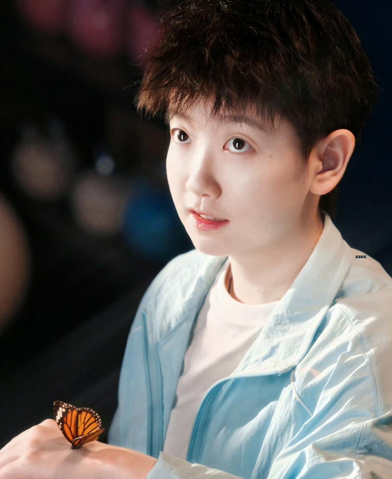 捧着满心欢喜的鲜花，送给一直努力发光的孙颖莎。愿你赛场顺遂，生活温暖，往后每一步