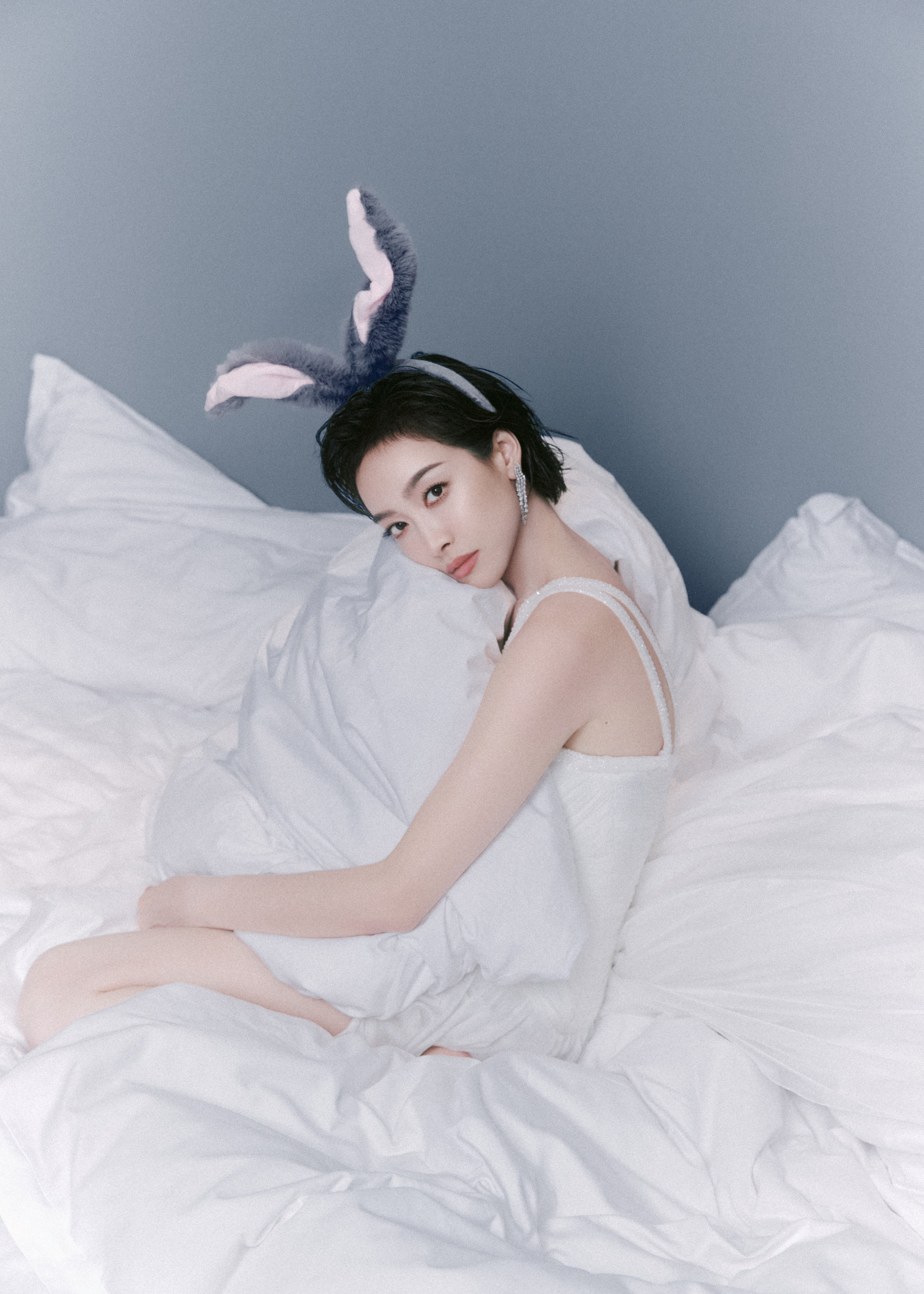 宋茜宋茜0202生日快乐轻轻戴上兔耳朵，接住一片属于初春的柔软。白裙曳地，如落雪