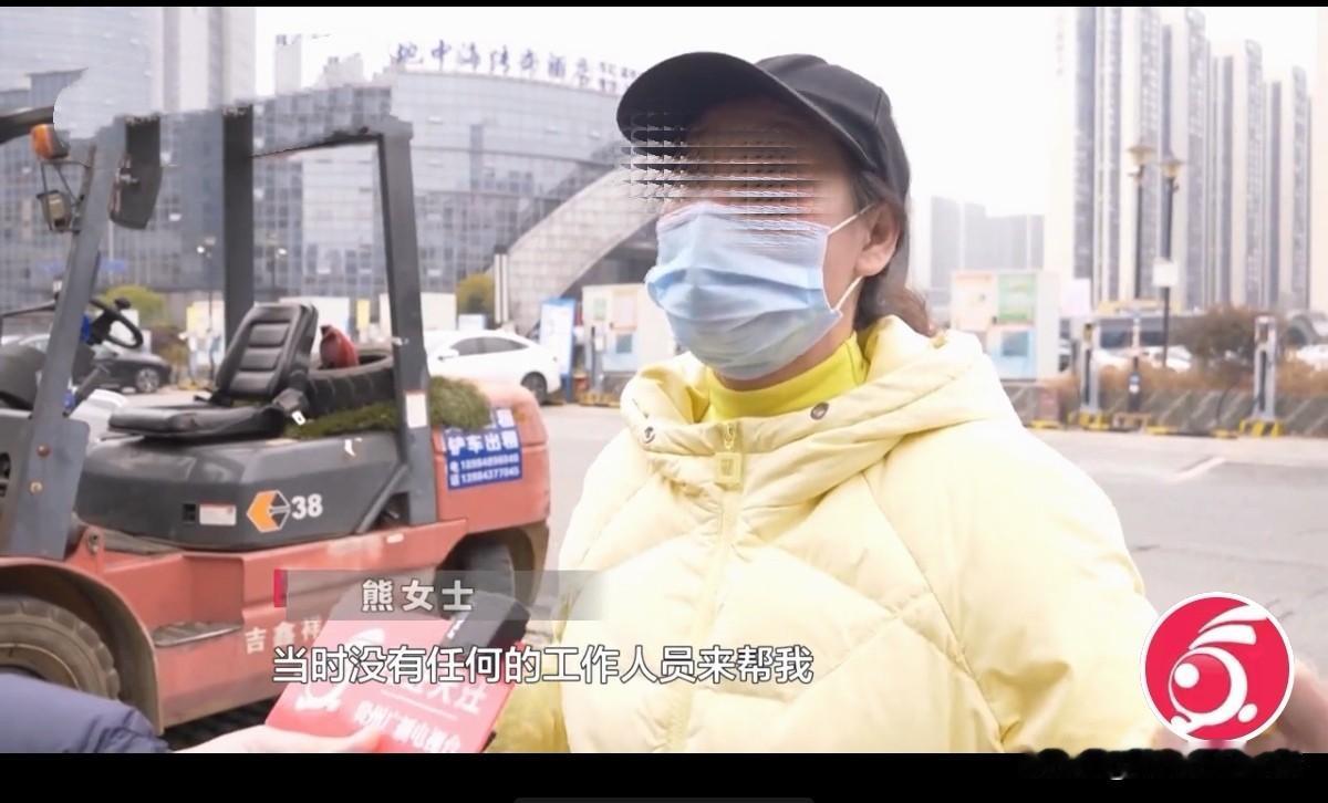 贵州贵阳，女子带孩子去颇有名气的水汇放松，她汗蒸后去淋浴区冲洗，一不小心水喷溅到