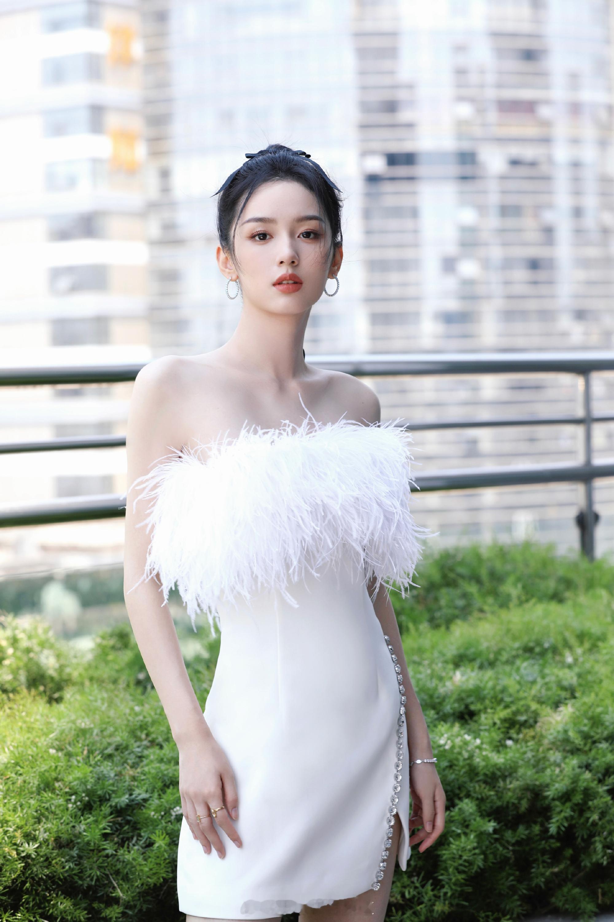 周也白色抹胸羽毛裙活动美照