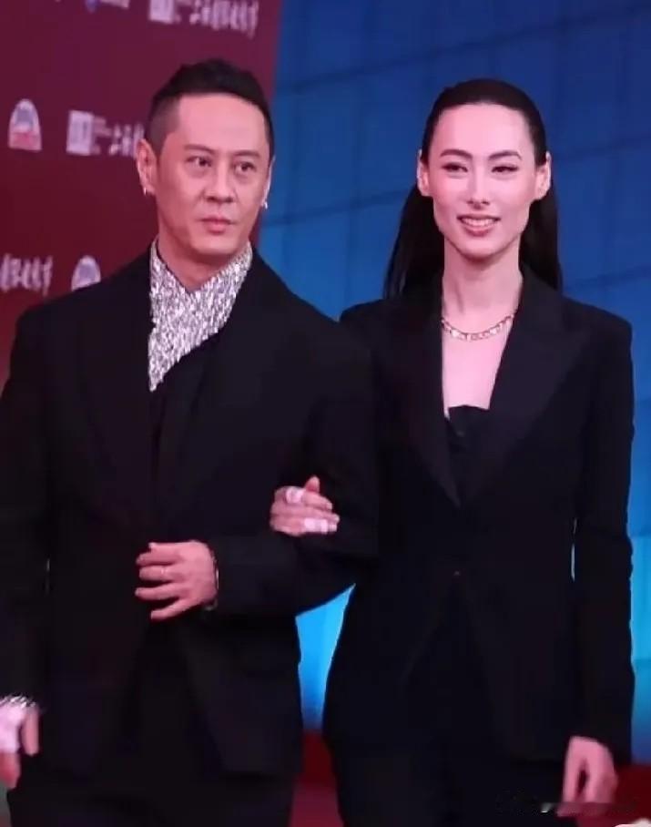 刚刚去查了一下马浴柯的感情史，不查不知道，一查才明白！真正稳重的男人，感情从