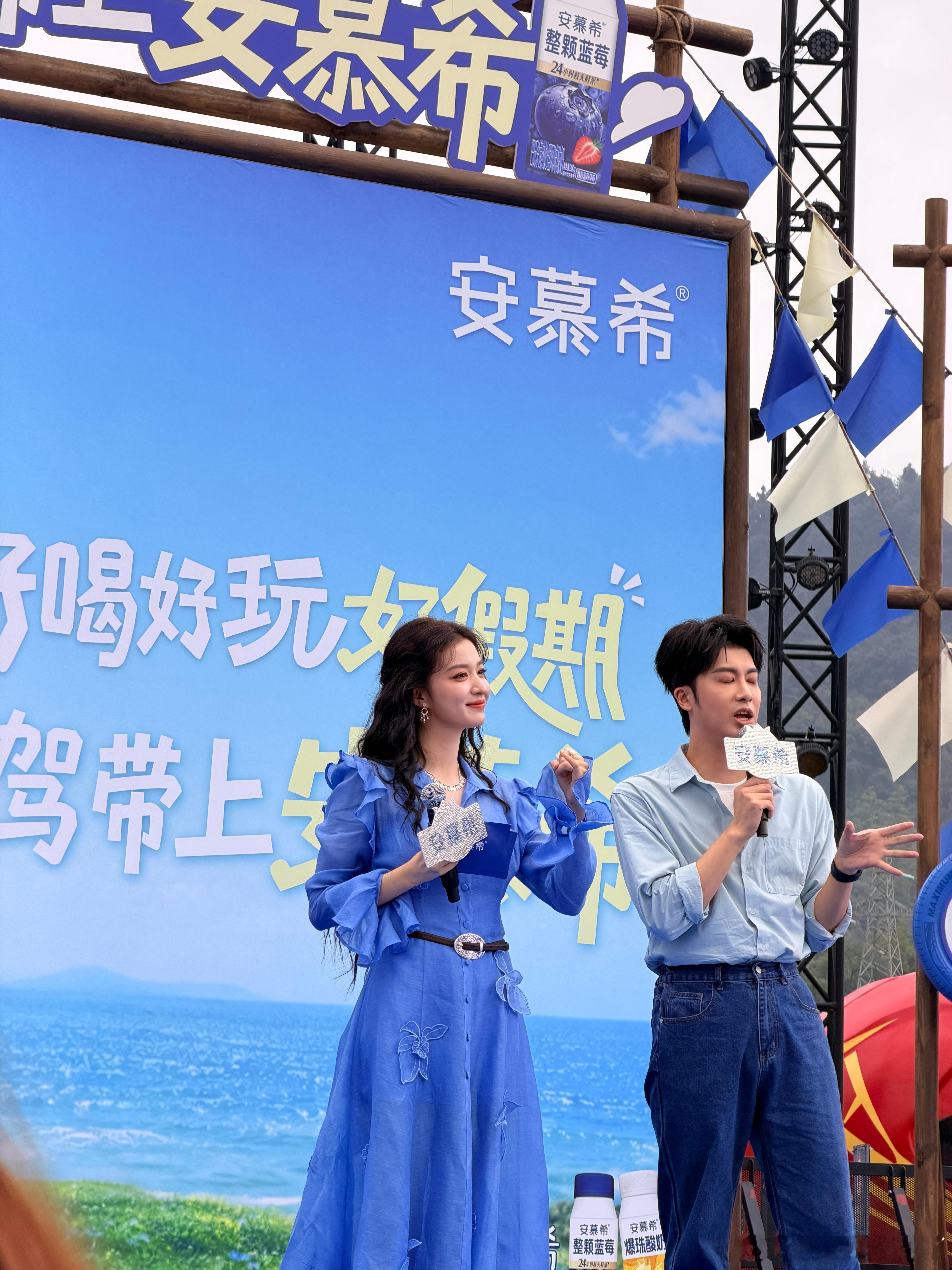 王楚然川西氧气美人王楚然川西女神降临蓝裙与山野配色太和谐，王楚然身姿优雅，眼神