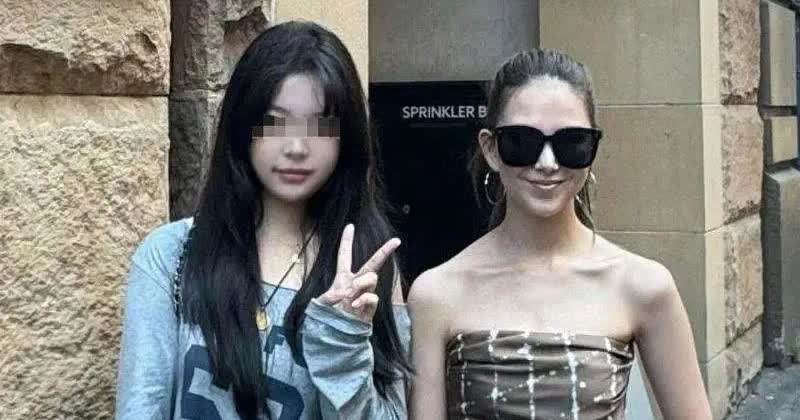 周杰伦定居澳洲？！据说周杰伦夫妻已在澳洲定居，昆凌上身裹着丝巾现身，好身