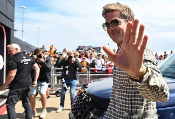 阿汤哥皮特重聚《F1：狂飙飞车》伦敦首映，阿汤哥特意现身力挺皮特新片！这是什么神