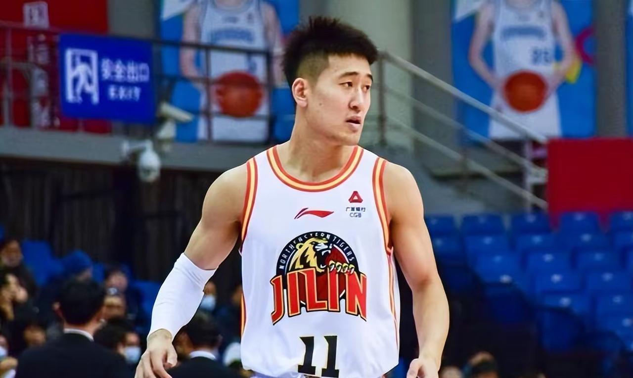 吉林男篮在休赛期进行简单的人员补充，教练组也简单补充一下的话，球队是有希望进入季