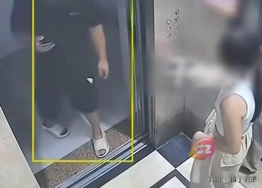广东东莞，女子晚上下班后独自回家，一陌生男子一路尾随，鬼鬼祟祟跟到电梯口，张口就