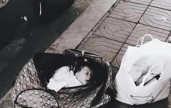 武汉街头的摆摊老汉捡到2个女婴，长大后的女儿们成了博士和军医。谁料，亲生父母却找