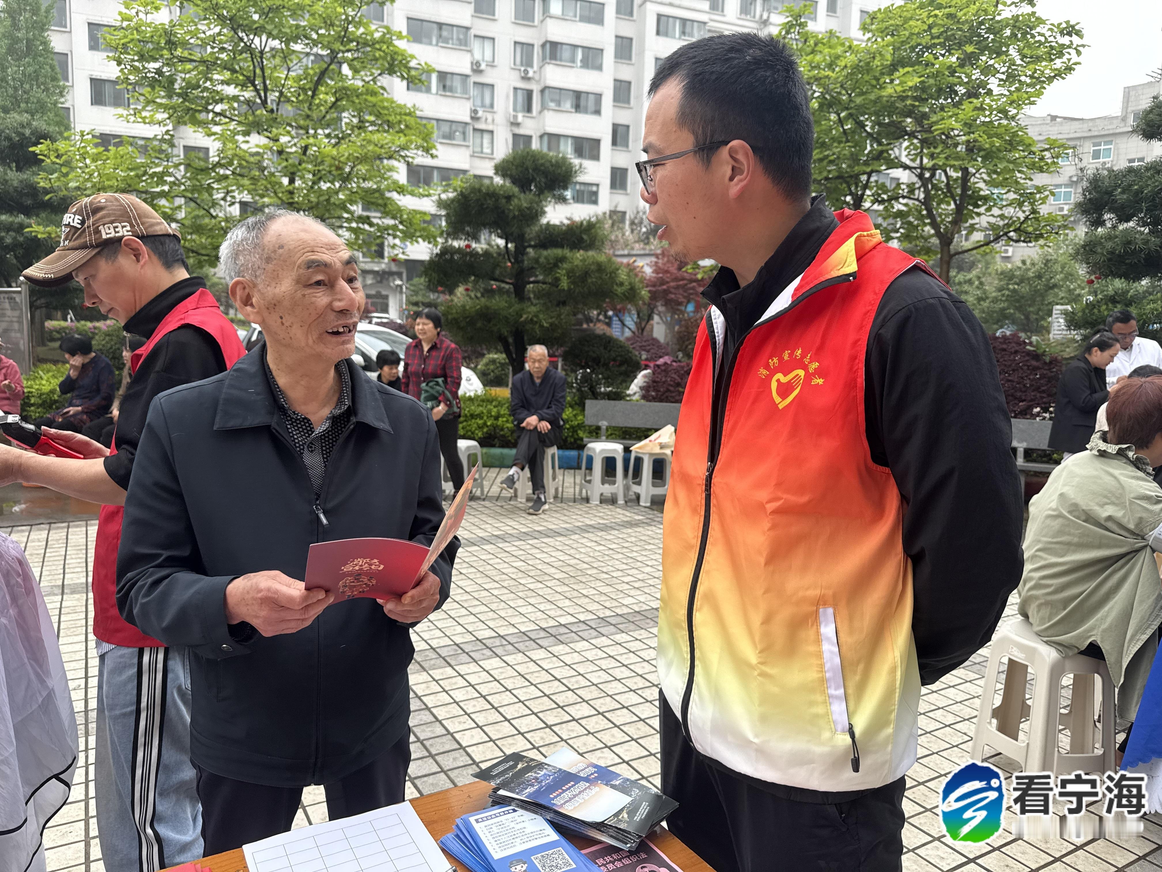 宁波宁海志愿者情暖银龄护平安近日，跃龙街道兴圃社区联合红枫公寓小区开展敬老慈孝