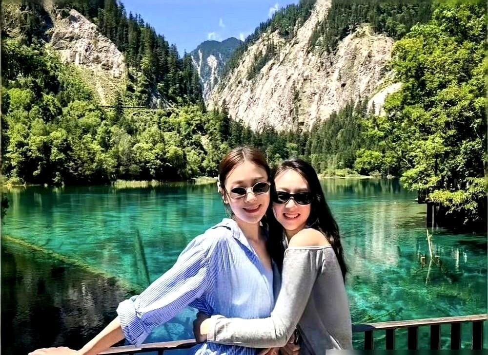 森碟在九寨沟的游客照一出来，评论区全在刷“女版田亮”。照片里她站在叶一茜旁边，个子都快追平妈妈了，皮
