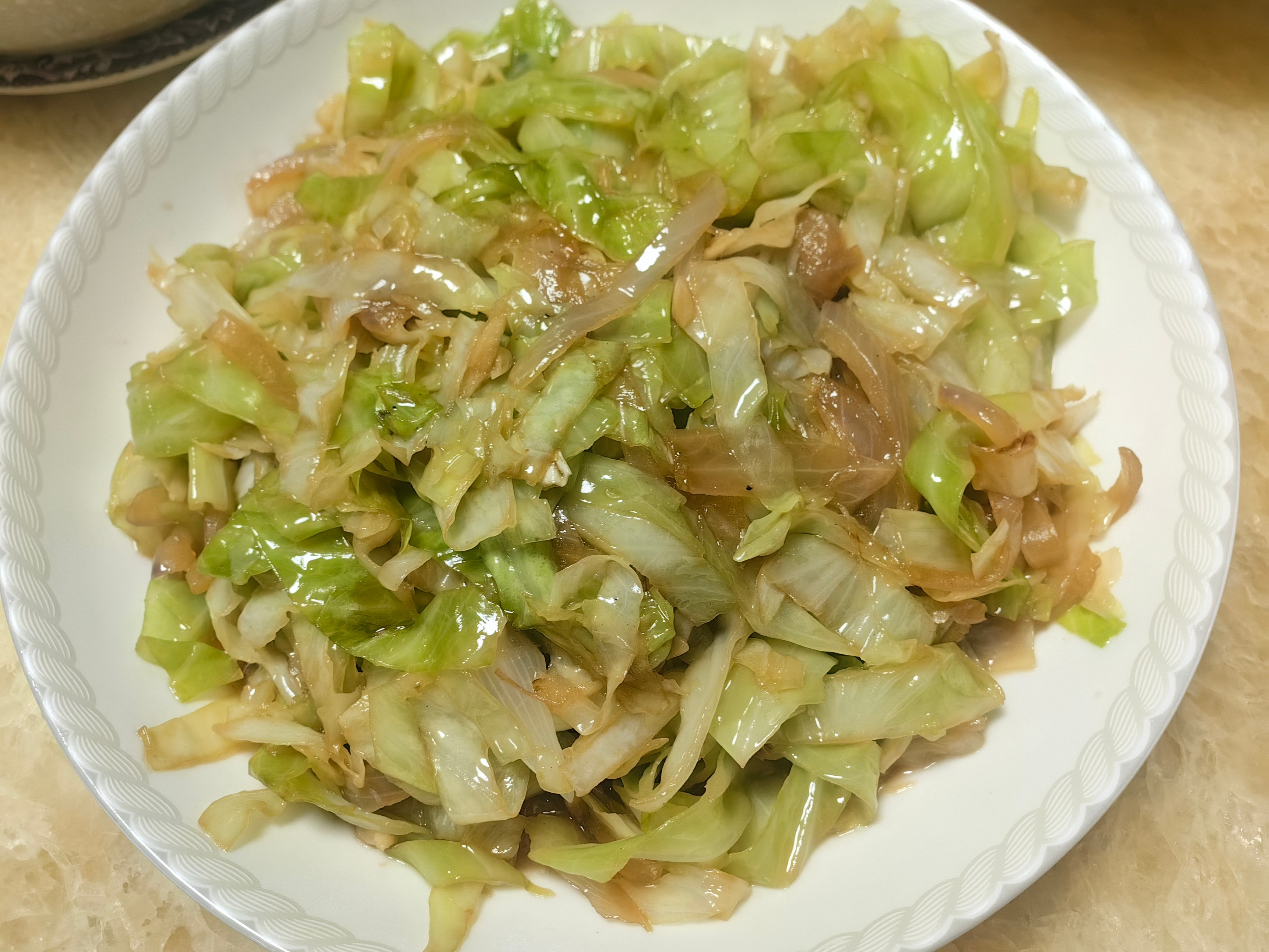 家常菜卤猪蹄，炖鱼头汤，炒高丽菜，淋油金针花，鱼。​​​