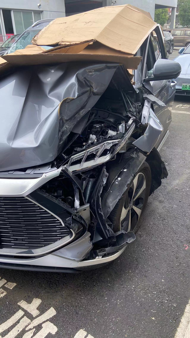 宋高速堵车被追尾顶到前车一个气囊没爆4儿子店说没碰到感应点。脸已经撞到了方向盘