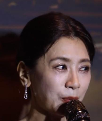 51岁的贾静雯治好了我的容貌焦虑，戏里有多美，戏外就有多“见光死”。前几天，她